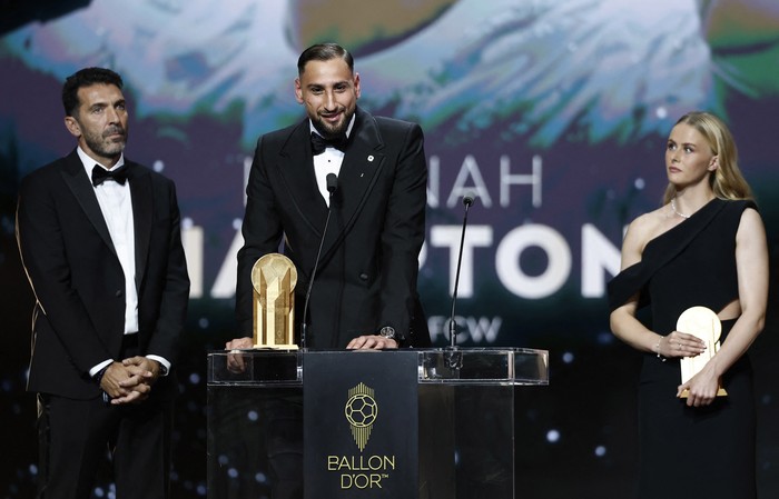 Soccer Football - Ballon dOr - Theatre du Chatelet, Paris, France - September 22, 2025 Manchester Citys Gianluigi Donnarumma and Chelseas Hannah Hampton after winning the mens and womens Yashin Trophy REUTERS/Benoit Tessier