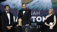 Gianluigi Donnarumma meraih gelar Kiper Terbaik FIFA 2025 dan Yashin Trophy dalam acara Ballon dOr 2025. Kendati kini sudah berseragam Manchester City, Donnarumma mendapat pengakuan berkat performa apiknya saat mengantar PSG meraih treble. Foto: REUTERS/Benoit Tessier