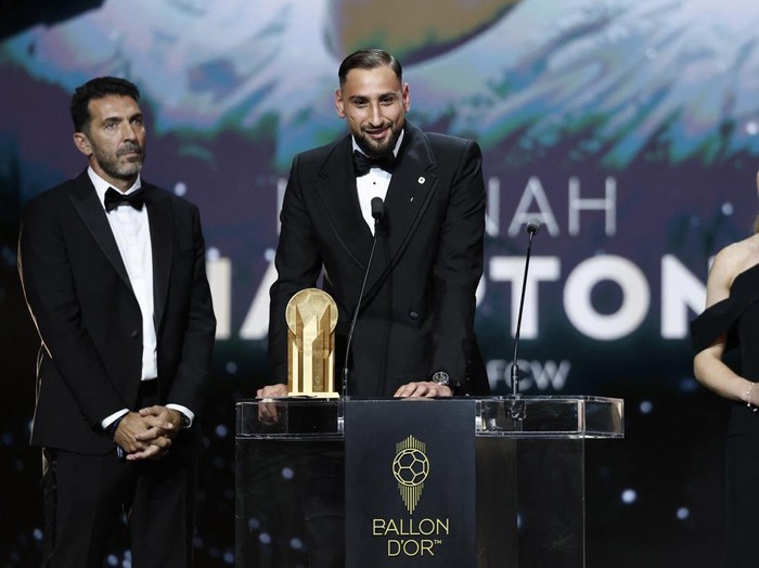 Soccer Football - Ballon d'Or - Theatre du Chatelet, Paris, France - September 22, 2025 Manchester City's Gianluigi Donnarumma and Chelsea's Hannah Hampton after winning the men's and women's Yashin Trophy REUTERS/Benoit Tessier
