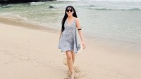 Happy Asmara Tampil Santai, Happy Main di Pantai