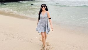 Happy Asmara Tampil Santai, Happy Main di Pantai