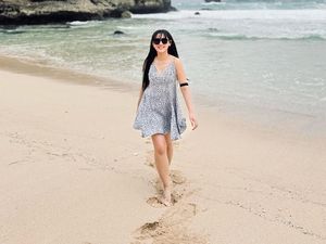 Happy Asmara Tampil Santai, Happy Main di Pantai