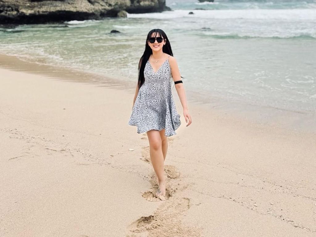 Happy Asmara Tampil Santai, Happy Main di Pantai Happy Asmara Tampil Santai, Happy Main di Pantai