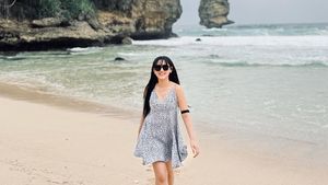 Gaya Liburan si Cantik Happy Asmara Menikmati Indahnya Pantai Blitar