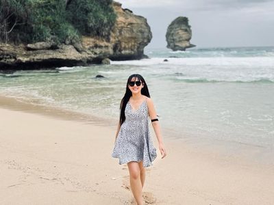 Gaya Liburan si Cantik Happy Asmara Menikmati Indahnya Pantai Blitar