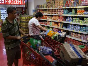 Ketar-ketir Warga Hong Kong Jelang Super Topan, Supermarket Diserbu