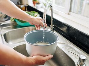 Haruskah Beras Dicuci Sebelum Dimasak? Simak Penjelasan dan Tipsnya Haruskah Beras Dicuci Sebelum Dimasak? Simak Penjelasan dan Tipsnya
