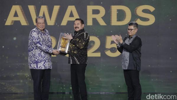 Jaksa Agung Terima Penghargaan Tokoh Progresif Penegakan Hukum dari Transmedia