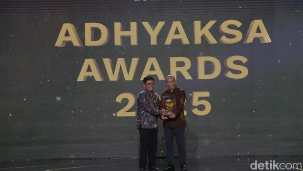 Jamintel Reda Manthovani menerima penghargaan khusus sebagai Tokoh Adyaksa Peduli Lingkungan dalam Adhyaksa Awards 2025. (Tim detikFoto)