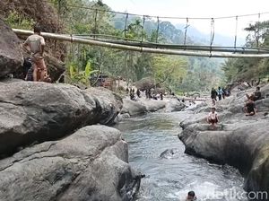 Kali Rabunan, Sungai Jernih dengan Bebatuan Vulkanik di Kaki Gunung Argopuro Kali Rabunan, Sungai Jernih dengan Bebatuan Vulkanik di Kaki Gunung Argopuro