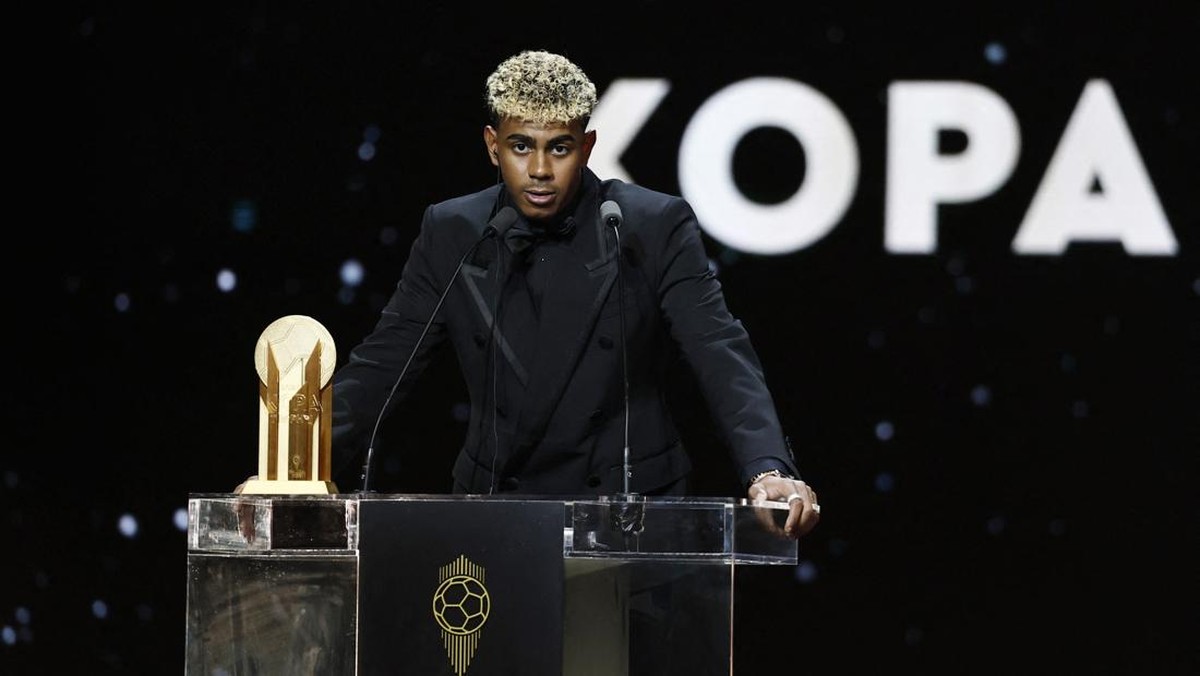 Lamine Yamal raih Kopa Trophy 2025 (Foto: REUTERS/Benoit Tessier)
