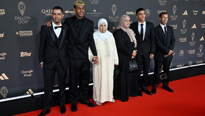 PARIS, FRANCE - SEPTEMBER 22: Lamine Yamal and Family attend the 69th Ballon D'Or Photocall at Theatre Du Chatelet on September 22, 2025 in Paris, France. (Photo by Kristy Sparow - UEFA/UEFA via Getty Images)