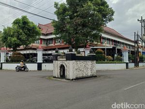 Misteri Sosok Penghuni Makam Tua di Tengah Jalan Purwokerto Misteri Sosok Penghuni Makam Tua di Tengah Jalan Purwokerto