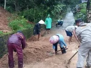 Sinergi Bhabinkamtibmas dan Warga Bersihkan Jalan Tertutup Longsor di Banjar