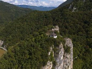 Masjid Kuslat, Masjid di Langit yang Bertahan 6 Abad di Atas Ngarai Bosnia Masjid Kuslat, Masjid di Langit yang Bertahan 6 Abad di Atas Ngarai Bosnia