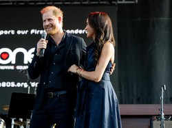 Meghan Markle Elegan dengan Gaun Backless dan Jam Warisan Putri Diana