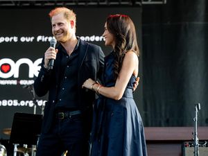 Meghan Markle Elegan dengan Gaun Backless dan Jam Warisan Putri Diana Meghan Markle Elegan dengan Gaun Backless dan Jam Warisan Putri Diana