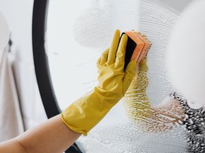 Kaca di Rumah Bisa Kinclong Lagi Pakai Sabun Cuci Piring, Ini Caranya Kaca di Rumah Bisa Kinclong Lagi Pakai Sabun Cuci Piring, Ini Caranya
