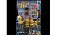 Yamal disebut bisa membeli trofi bola emas sendiri di toko-toko. (Foto: X.com/@the_marcoliboy)