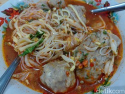 Bikin Ngiler! Racikan Misdaseum Baso Mang Imu Sejak 1970