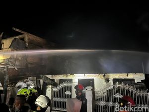 Bentrokan di Tallo Makassar Hanguskan 6 Rumah, Damkar Sempat Ditahan Massa Bentrokan di Tallo Makassar Hanguskan 6 Rumah, Damkar Sempat Ditahan Massa