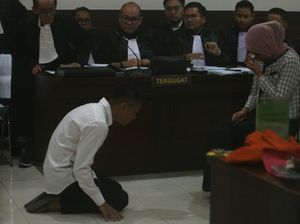 Isak Tangis Ibu Argo Maafkan Christiano yang Bersimpuh di Ruang Sidang Isak Tangis Ibu Argo Maafkan Christiano yang Bersimpuh di Ruang Sidang