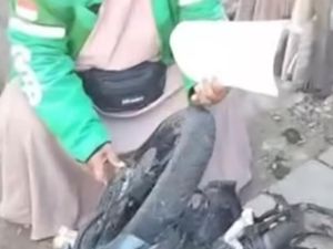 Motor Driver Ojol Dibakar Saat Bentrok Antarwarga di Tallo Makassar Motor Driver Ojol Dibakar Saat Bentrok Antarwarga di Tallo Makassar