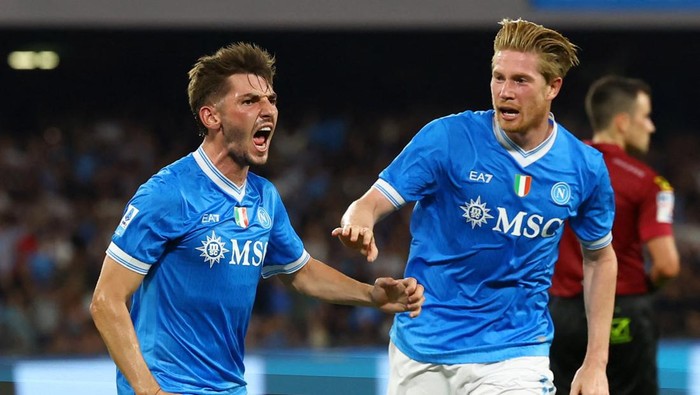 Soccer Football - Serie A - Napoli v Pisa SC - Stadio Diego Armando Maradona, Naples, Italy - September 22, 2025 Napolis Billy Gilmour celebrates scoring their first goal with Kevin De Bruyne REUTERS/Ciro De Luca