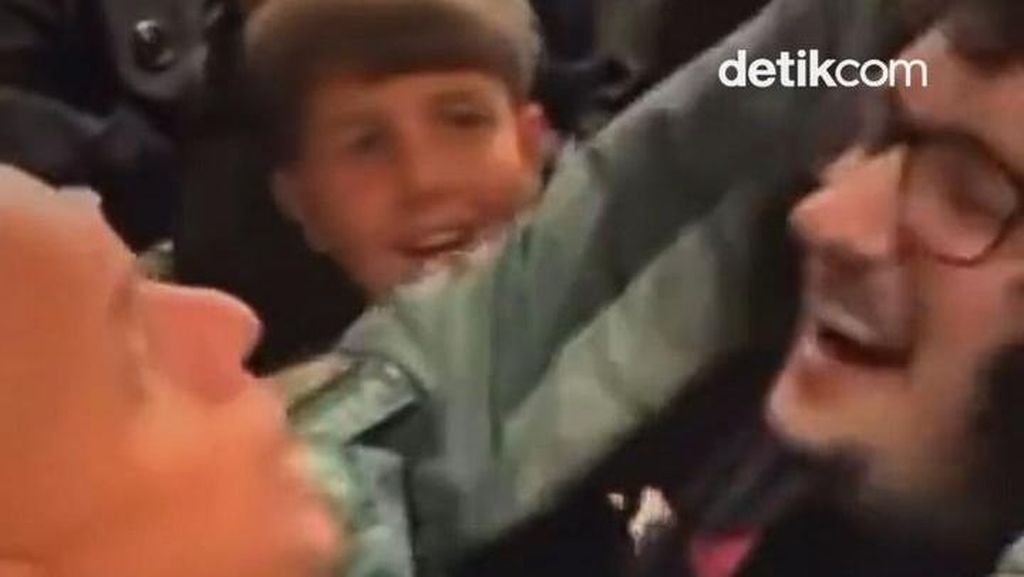 Video: Nazar Tak Potong Rambut, Fans MU Malah Diserang Suporter Video: Nazar Tak Potong Rambut, Fans MU Malah Diserang Suporter