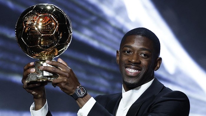 Soccer Football - Ballon dOr - Theatre du Chatelet, Paris, France - September 22, 2025 Paris St Germains Ousmane Dembele celebrates after winning the mens Ballon dOr award REUTERS/Benoit Tessier