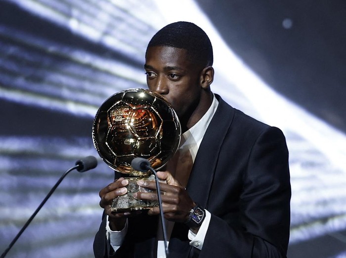 Soccer Football - Ballon d'Or - Theatre du Chatelet, Paris, France - September 22, 2025 Paris St Germain's Ousmane Dembele celebrates after winning the men's Ballon d'Or award REUTERS/Benoit Tessier