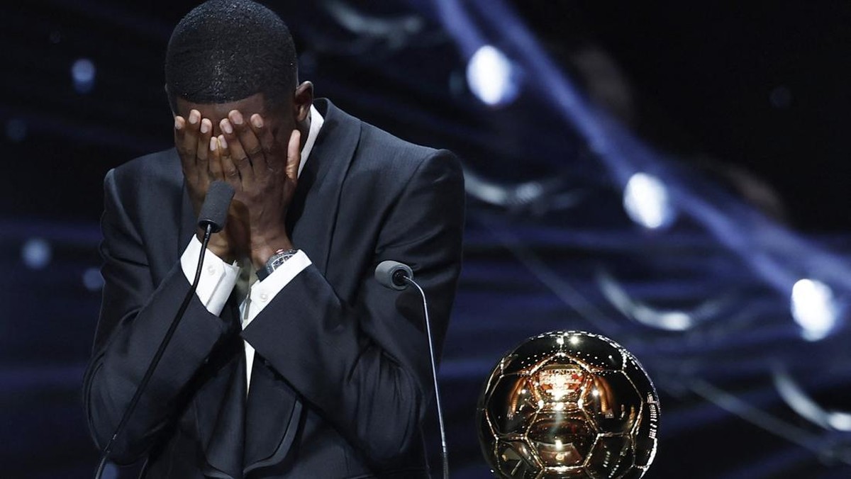 Ousmane Dembele terlihat emosional usai meraih Ballon dOr 2025 (Foto: REUTERS/Benoit Tessier)
