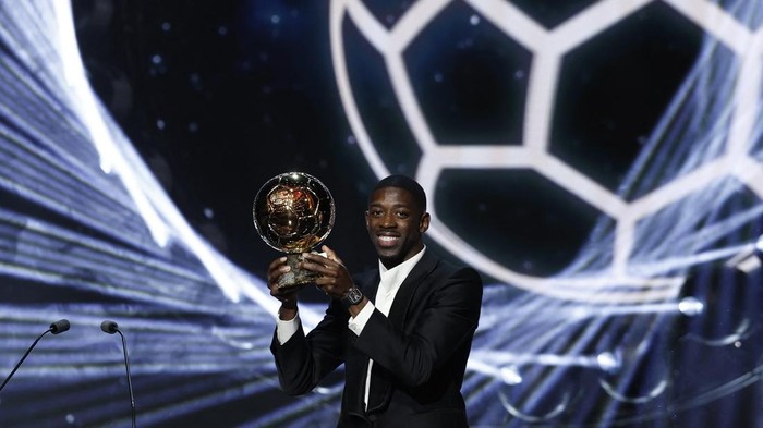 Soccer Football - Ballon dOr - Theatre du Chatelet, Paris, France - September 22, 2025 Paris St Germains Ousmane Dembele celebrates winning the mens Ballon dOr award REUTERS/Benoit Tessier