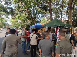 Cara Humanis Satpol PP Ciamis Tertibkan PKL di Kawasan Islamic Center Cara Humanis Satpol PP Ciamis Tertibkan PKL di Kawasan Islamic Center