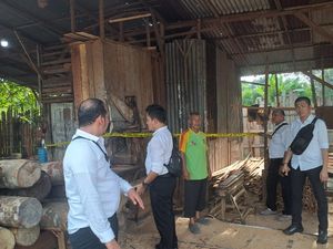 Polda Riau Bongkar Tempat Pengolahan Kayu Ilegal di Kampar