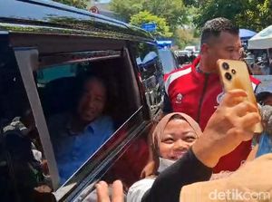 Jokowi Bagi-bagi Sembako di Pasar Gede Solo, Wisatawan Ikut Kebagian Jokowi Bagi-bagi Sembako di Pasar Gede Solo, Wisatawan Ikut Kebagian