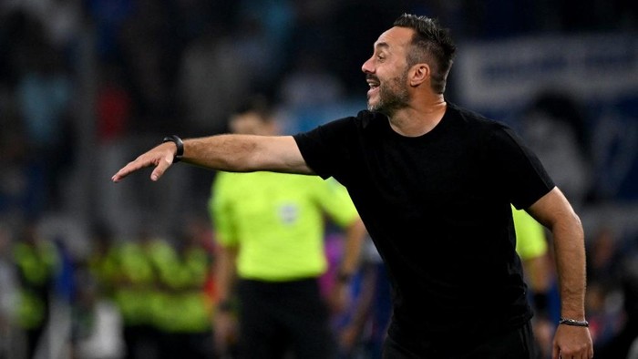 Marseilles Italian head coach Roberto De Zerbi gestures during the French L1 football match between Olympique de Marseille (OM) and Paris Saint-Germain (PSG) at the Velodrome stadium in Marseille on September 22, 2025. (Photo by Miguel MEDINA / AFP)