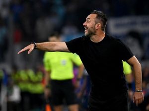 De Zerbi Marah-marah, Wasit pun Acungi Kartu Kuning dan Merah De Zerbi Marah-marah, Wasit pun Acungi Kartu Kuning dan Merah