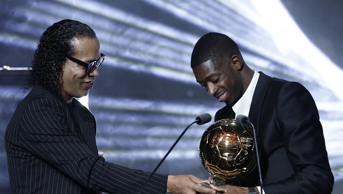 Soccer Football - Ballon dOr - Theatre du Chatelet, Paris, France - September 22, 2025 Ronaldinho presents the mens Ballon dOr award to Paris St Germains Ousmane Dembele REUTERS/Benoit Tessier