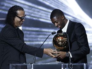 Detik-detik Ronaldinho Umumkan Dembele Jadi Pemenang Ballon dOr 2025 Detik-detik Ronaldinho Umumkan Dembele Jadi Pemenang Ballon dOr 2025