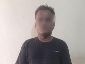 Penumpang Kapal Dianiaya Sopir Taksi di Pelabuhan Tenau gegara Tawar Tarif Penumpang Kapal Dianiaya Sopir Taksi di Pelabuhan Tenau gegara Tawar Tarif