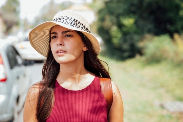 Tabir surya harian menjaga elastisitas kulit sehingga wajah tetap segar dan terlihat lebih muda/Foto: Freepik Tabir surya bukan hanya pelindung dari sinar matahari, tapi juga perisai bagi kolagen kulit. Tanpa perlindungan, kulit lebih cepat kusam, penuh kerutan, dan bintik hitam. Pemakaian rutin tabir surya membuat kulit tetap sehat dan terlihat awet muda lebih lama.