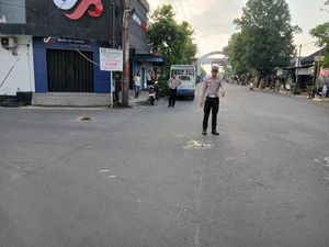 Truk Terobos Lampu Merah Tabrak Pemotor di Blitar hingga Tewas Truk Terobos Lampu Merah Tabrak Pemotor di Blitar hingga Tewas