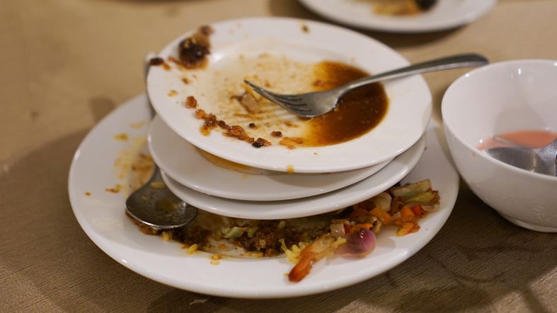 Kebiasaan Beres-beres Meja di Restoran Ternyata Gambarkan Kepribadian Ini