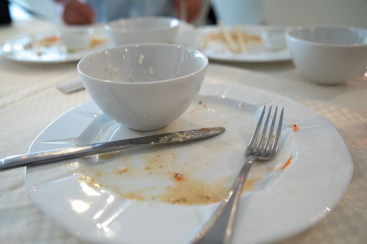 Kebiasaan Beres-beres Meja di Restoran Ternyata Gambarkan Kepribadian Ini