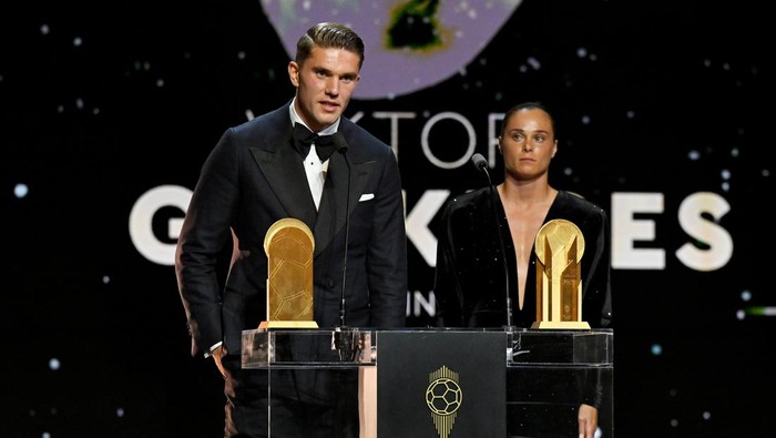 PARIS, FRANCE - SEPTEMBER 22: Viktor Gyokeres speaks on stage alongside Ewa Pajor after winning the Gerd Müller Trophies during the 69th Ballon DOr Ceremony at Theatre Du Chatelet on September 22, 2025 in Paris, France. (Photo by Kristy Sparow - UEFA/UEFA via Getty Images)