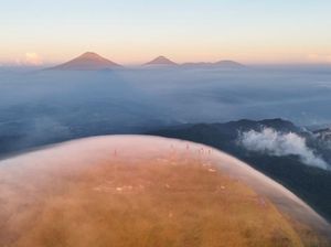 Memukau, Kala Gunung Telomoyo Dilingkupi Gelembung Kabut Memukau, Kala Gunung Telomoyo Dilingkupi Gelembung Kabut
