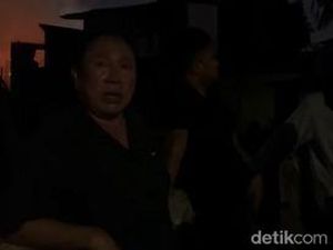 Warga Kandea Makassar Histeris Lihat Rumahnya Terbakar Akibat Tawuran Warga Kandea Makassar Histeris Lihat Rumahnya Terbakar Akibat Tawuran