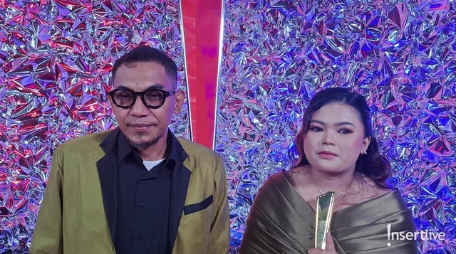 Berita Viral Selebriti dari InsertLive : Nangis Terima Penghargaan Mpok Alpa, Anak Sulung Kenang Guling Kesayangan Ibunda