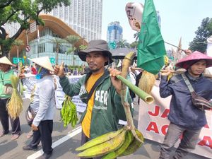 Massa Bawa Pisang hingga Petai ke Aksi Hari Tani, Harap Petani Bisa Sejahtera Massa Bawa Pisang hingga Petai ke Aksi Hari Tani, Harap Petani Bisa Sejahtera
